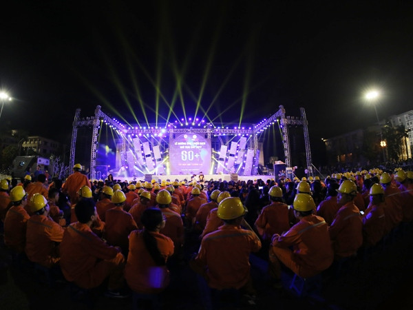 Khán giả Hưng Yên cuồng nhiệt ùa lên sâu khấu cổ vũ Sơn Tùng M-TP ảnh 3