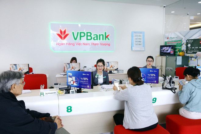 Giao dịch tại VPBank. (Ảnh: CTV/Vietnam+) VPBank chính thức hoàn thành triển khai cả 3 trụ cột của Basel II ảnh 1