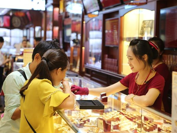 Tỷ giá trung tâm giảm giảm 6 đồng, vàng trong nước tiếp tục tăng ảnh 1