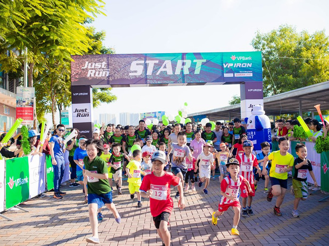 Gần 800 nhân viên ngân hàng phủ xanh đường chạy ở Thủ đô ảnh 1