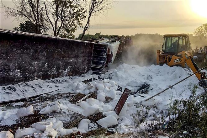 Tai nạn nghiêm trọng tại Ấn Độ, hàng chục người thiệt mạng ảnh 1