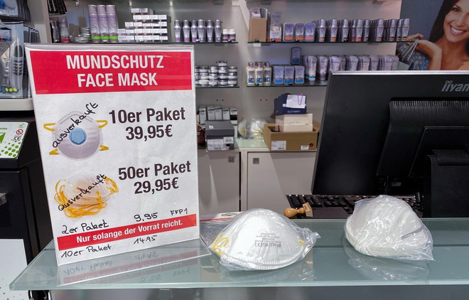 Dịch COVID-19: Hình ảnh người dân Đức 'vơ vét' hàng hóa ở các siêu thị ảnh 1