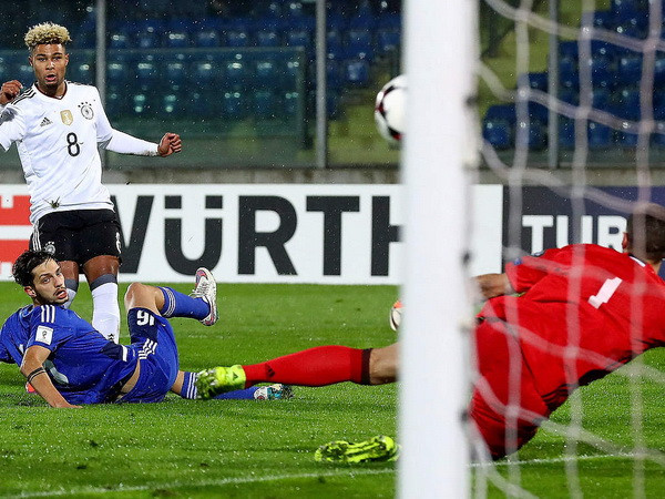 Cầu thủ trẻ Serge Gnabry đã có hat-trick trong lần ra mắt đầu tiên ở đội tuyển (Ảnh: Nguồn:Dfb.de ) HLV Löw bênh vực Muller vụ phát ngôn "sốc" sau trận gặp San Marino ảnh 3