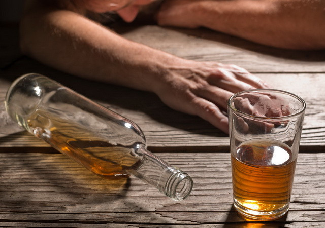 Malaysia: Gần 50 người thương vong nghi do bị ngộ độc rượu ảnh 1