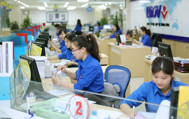 Giao dịch tại BIDV. (Ảnh: Vietnam+) BIDV dành 7,3 tỷ đồng và nhiều phần thưởng giá trị tặng khách hàng mới ảnh 1