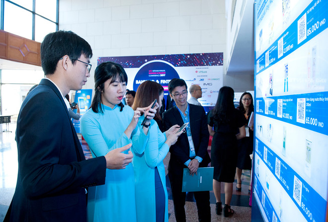 Khách hàng hào hứng với trải nghiệm thanh toán QR Pay của VietinBank ảnh 1