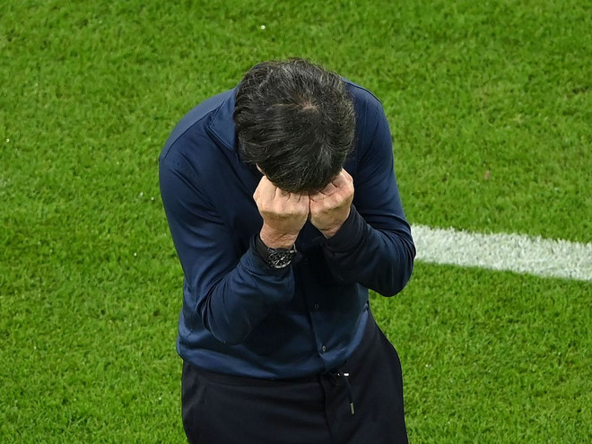 Loew như trút bỏ gánh nặng sau khi Đức vào tứ kết. (Nguồn: Getty Images) Đại chiến Anh-Đức: Đội tuyển Đức còn may mắn được bao lâu? ảnh 2