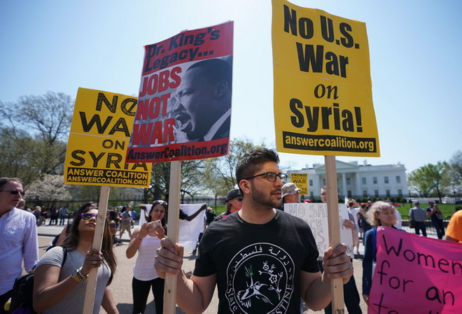 Biểu tình tại Washington, DC, phản đối cuộc tấn công nhắm vào Syria. (Nguồn: AFP/TTXVN) Tiêu điểm: Tìm chìa khóa mở cánh cửa đối thoại ở Trung Đông ảnh 1