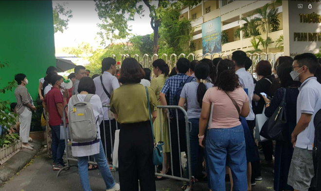 Phụ huynh dậy từ 2 giờ sáng, xuyên đêm “săn” suất học lớp 10 cho con ảnh 1