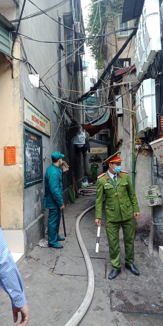 Trong ảnh là ngõ nhỏ dẫn vào hiện trường vụ cháy. Do vị trí hẹp, đội phòng cháy chữa cháy khó có thể sớm dập lửa. (Ảnh: Hùng Võ/Vietnam+) Hà Nội: Cháy lớn hơn 1 giờ, lan ra nhiều cửa hàng tại phố Gầm Cầu ảnh 3