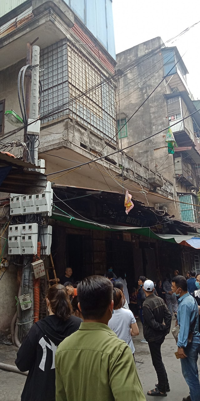 Nhiều người dân nhanh chóng rời khu vực xảy ra cháy lớn. (Ảnh: Hùng Võ/Vietnam+) Hà Nội: Cháy lớn hơn 1 giờ, lan ra nhiều cửa hàng tại phố Gầm Cầu ảnh 1