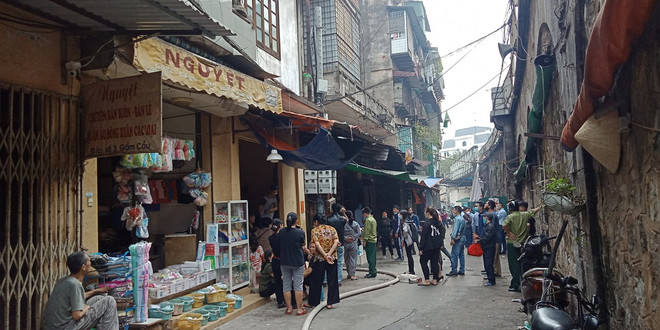 Tới thời điểm 13 giờ 50, cơ quan chức năng hiện vẫn chưa thể khống chế hoàn toàn đám cháy. (Ảnh: Hùng Võ/Vietnam+) Hà Nội: Cháy lớn hơn 1 giờ, lan ra nhiều cửa hàng tại phố Gầm Cầu ảnh 2