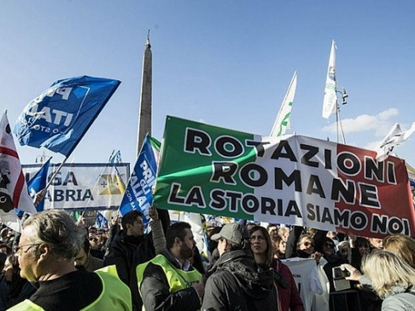 Pháp vừa "hạ nhiệt", biểu tình tiếp tục bùng phát ở Áo và Italy ảnh 1