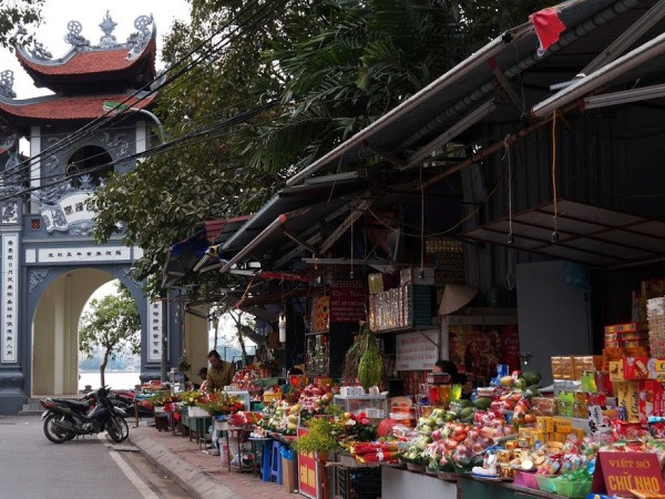 Đổi tiền mới lì xì, đi lễ chùa ngày Tết: Kẻ khóc – người cười ảnh 1