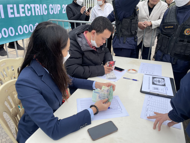 Vé xem Việt Nam-Malaysia rẻ hơn giá gốc, giảm giá mạnh trên 'chợ đen' ảnh 1