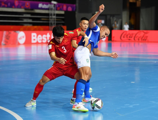 Đội tuyển futsal Việt Nam thua thiệt Brazil về mọi khía cạnh. (Ảnh: Getty Images) Tuyển futsal Việt Nam thua ứng viên vô địch Brazil ở Futsal World Cup ảnh 2