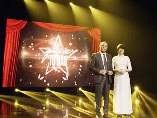 MC Diễm Quỳnh tái hợp Lại Văn Sâm trên sân khấu "Giai điệu tự hào" ảnh 1