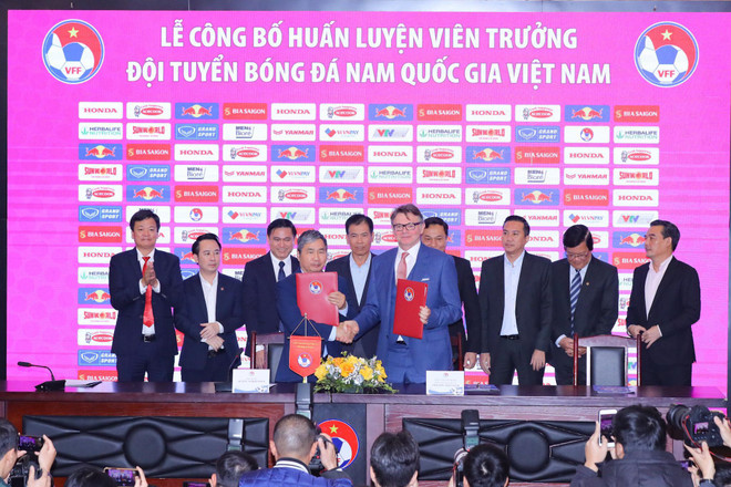 HLV Philippe Troussier chính thức ký hợp đồng với bóng đá Việt Nam ảnh 1