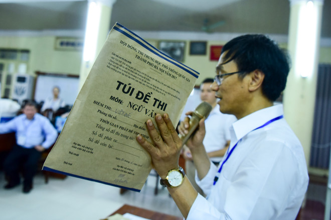 Đề thi được niêm phong chặt chẽ. (Ảnh: Minh Sơn/Vietnam+) Thí sinh thi tốt nghiệp THPT Quốc gia thoải mái trước "giờ G" ảnh 11