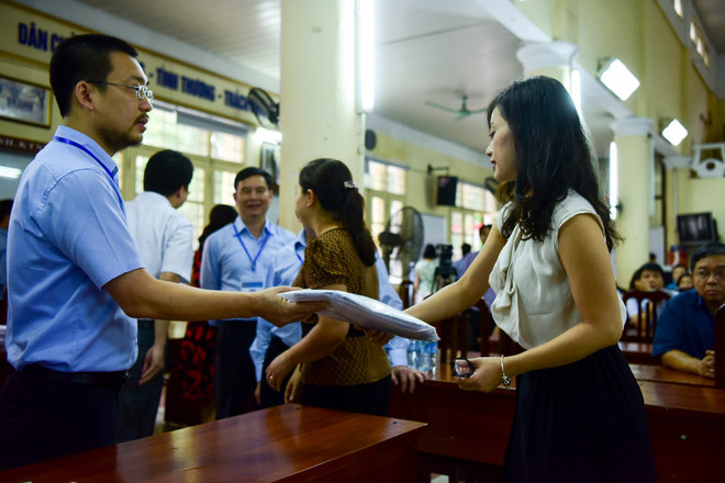 Đúng 7 giờ, các giám thị được phát đề thi. (Ảnh: Minh Sơn/Vietnam+) Thí sinh thi tốt nghiệp THPT Quốc gia thoải mái trước "giờ G" ảnh 10