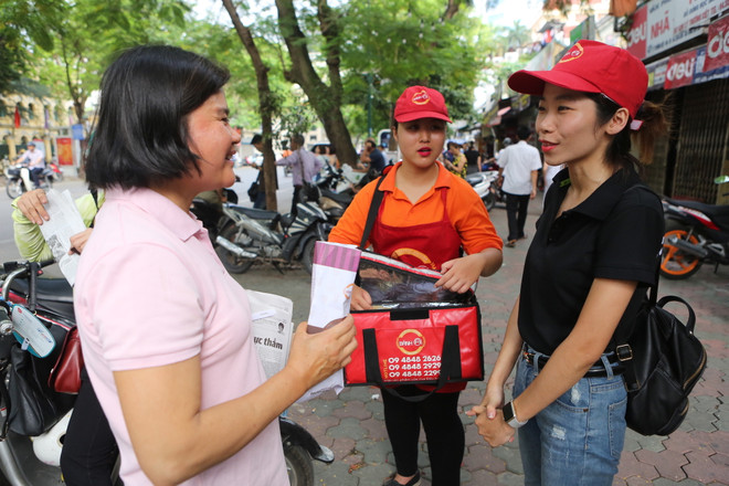 Những chiếc bánh mì miễn phí được phát cho các sĩ tử và phụ huynh để có một kỳ thi tốt đẹp, bình an. (Ảnh: Minh Sơn/Vietnam+) Thí sinh thi tốt nghiệp THPT Quốc gia thoải mái trước "giờ G" ảnh 4