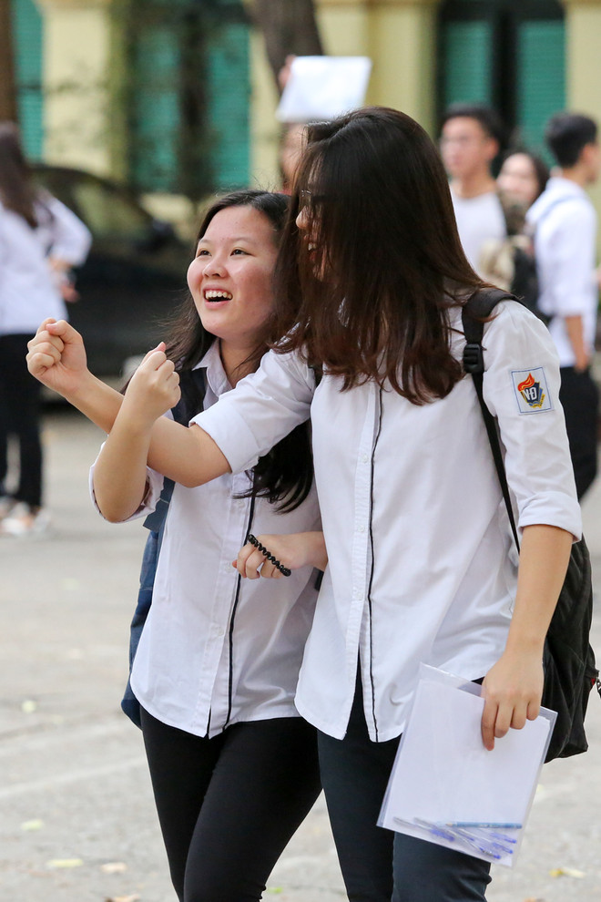 Nhiều thí sinh được thi tại điểm trường của mình nên cảm thấy thoải mái, tự tin trước giờ G. (Ảnh: Minh Sơn/Vietnam+) Thí sinh thi tốt nghiệp THPT Quốc gia thoải mái trước "giờ G" ảnh 8