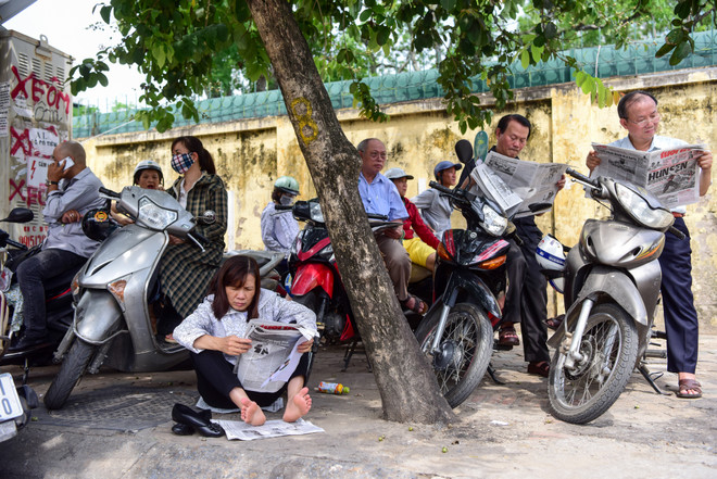 Ngay từ sớm, rất đông các phụ huynh đã đưa con em mình đến điểm thi và sẵn sàng chờ đợi cả buổi. (Ảnh: Minh Sơn/Vietnam+) Thí sinh thi tốt nghiệp THPT Quốc gia thoải mái trước "giờ G" ảnh 3