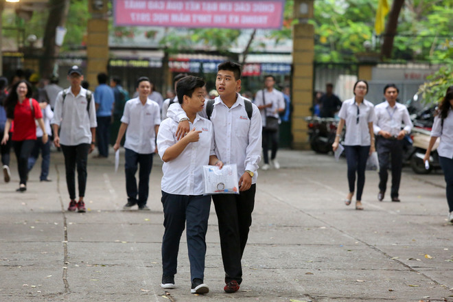 Tại điểm thi trường Trung học phổ thông Việt Đức (Hà Nội), hơn 500 thí sinh đã sẵn sàng cho môn thi đầu tiên. (Ảnh: Minh Sơn/Vietnam+) Thí sinh thi tốt nghiệp THPT Quốc gia thoải mái trước "giờ G" ảnh 2