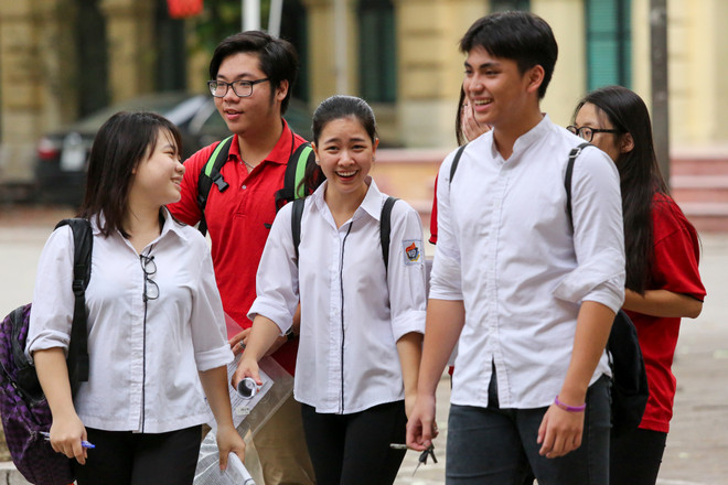 Các thí sinh tại điểm thi Trung học phổ thông Việt Đức (Hà Nội) rất thoải mái trước môn thi đầu tiên kỳ thi Trung học phổ thông Quốc gia năm 2017 diễn ra vào sáng nay (22/6). (Ảnh: Minh Sơn/Vietnam+) Thí sinh thi tốt nghiệp THPT Quốc gia thoải mái trước "giờ G" ảnh 1
