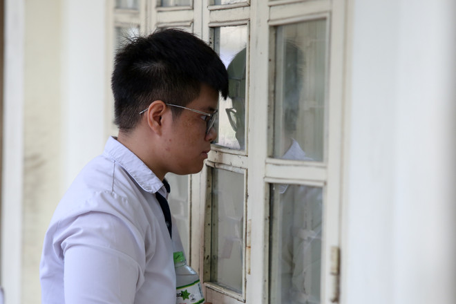 Một số thí sinh tỏ ra lo lắng trước giờ làm bài. (Ảnh: Minh Sơn/Vietnam+) Thí sinh thi tốt nghiệp THPT Quốc gia thoải mái trước "giờ G" ảnh 13