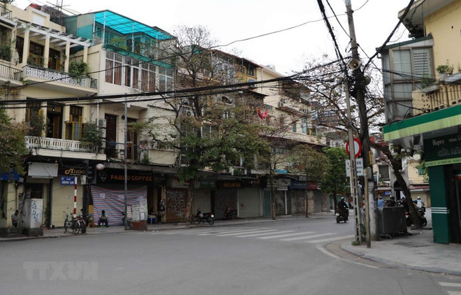 Các cửa hàng kinh doanh trên phố Hàng Gai, quận Hoàn Kiếm. (Ảnh: Thanh Tùng/TTXVN) Giá mặt bằng kinh doanh tại Hà Nội giảm 20-30% do dịch COVID-19 ảnh 1