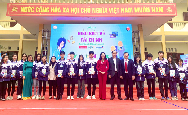 Gần 1.800 học sinh Trường THCS Dân tộc nội trú Cẩm Thủy, Trường THPT Cẩm Thủy 1, huyện Cẩm Thủy (Thanh Hóa) tham gia cuộc thi “Hiểu biết về tài chính”. (Ảnh: Vietnam+) Ảnh 5 (1).jpg