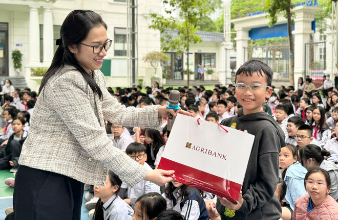 Học sinh, sinh viên là đối tượng rất cần có sự hiểu biết đúng và đầy đủ về các vấn đề tài chính ngân hàng trong bối cảnh xã hội hiện nay. (Ảnh: Vietnam+) Ảnh 2 (8).jpg
