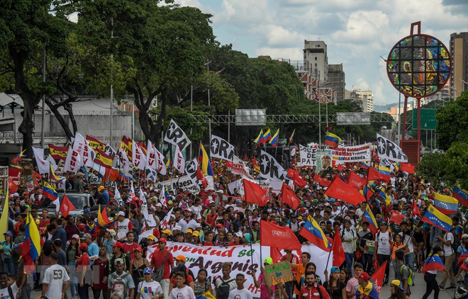 Người dân tham gia tuần hành ủng hộ Tổng thống Venezuela Nicolas Maduro tại Caracas ngày 12/9/2019. (Nguồn: AFP/TTXVN) Venezuela khẳng định tiến triển trong đàm phán với phe đối lập ảnh 1