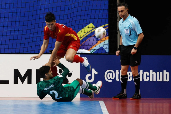 Lối chơi của tuyển futsal Việt Nam khiến Saudi Arabia gặp nhiều khó khăn. (Ảnh: AFC) Tuyển futsal Việt Nam đánh bại Saudi Arabia, rộng cửa lọt vào tứ kết ảnh 1