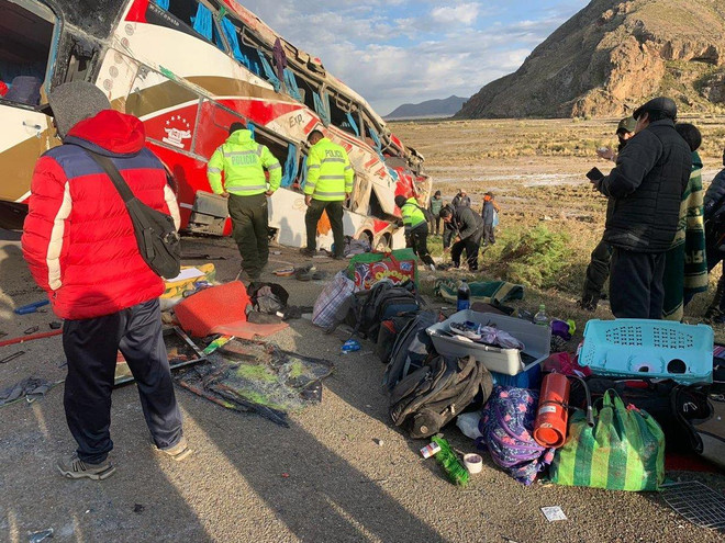 Hiện trường vụ tai nạn. (Nguồn: La Época) Tai nạn xe buýt nghiêm trọng tại Bolivia, gần 40 người thương vong ảnh 1