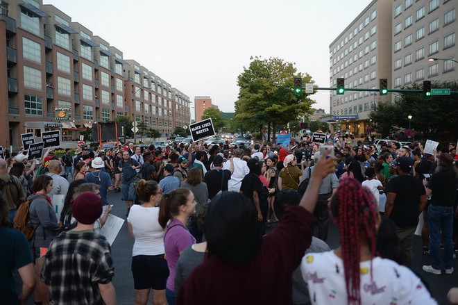 Cảnh sát Mỹ bắn chết người da màu "chĩa súng vào người đi đường" ảnh 1