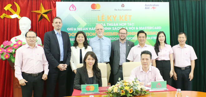 Lãnh đạo hai bên tham gia ký kết. (Ảnh: Vietnam+) Hợp tác phát triển dịch vụ công nghệ số dành cho người yếu thế ảnh 1