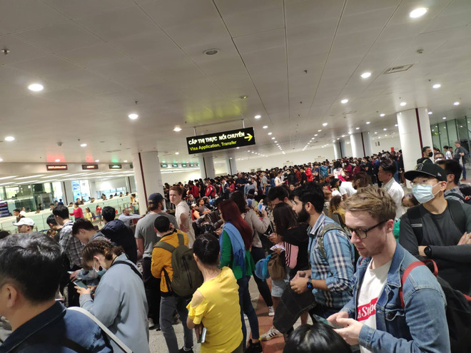 [Photo] Sân bay Nội Bài thắt chặt kiểm soát khách nhập cảnh ảnh 3