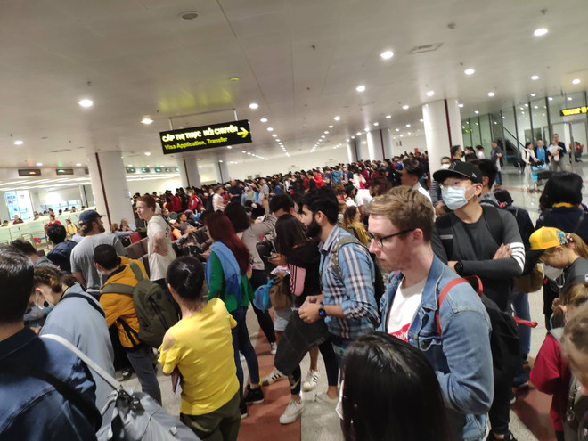 [Photo] Sân bay Nội Bài thắt chặt kiểm soát khách nhập cảnh ảnh 4