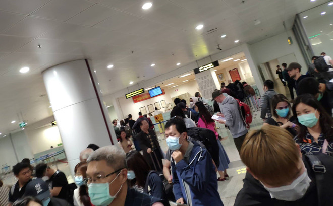 [Photo] Sân bay Nội Bài thắt chặt kiểm soát khách nhập cảnh ảnh 1