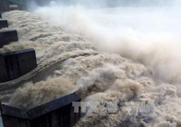 Sẽ mở thêm một cửa xả lũ hồ Hòa Bình vào 6 giờ sáng ngày mai ảnh 1