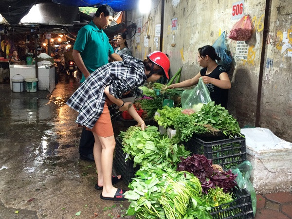 Hà Nội: Giá rau, thực phẩm tăng mạnh do ảnh hưởng mưa bão ảnh 1