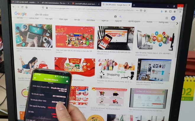Ngày càng nhiều khách hàng ưa chuộng mua sắm online để tiết kiệm thời gian. (Ảnh: PV/Vietnam+) Sắm Tết online giúp giải phóng ‘sức lao động’ cho chị em văn phòng ảnh 1