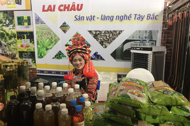 Bên cạnh các sản phẩm làng nghề truyền thống, lễ hội còn giới thiệu những nét đặc sắc trong văn hóa ẩm thực Hà Nội: từ ẩm thực của phố cổ Thủ đô đến đặc sản của các làng nghề ngoại thành. (Ảnh: Việt Anh/Vietnam+) Du khách ấn tượng với Lễ hội Ẩm thực và Du lịch làng nghề Hà Nội ảnh 2