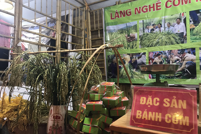 Cốm Mễ Trì là một trong những món đặc sản nổi tiếng bậc nhất Hà Thành. (Ảnh: Việt Anh/Vietnam+) Du khách ấn tượng với Lễ hội Ẩm thực và Du lịch làng nghề Hà Nội ảnh 3