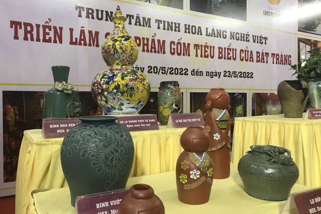 Sự kiện quảng bá hình ảnh của Thủ đô, giới thiệu những sản phẩm làng nghề truyền thống với du khách trong và ngoài nước tham dự SEA Games 31. (Ảnh: Việt Anh/Vietnam+) Du khách ấn tượng với Lễ hội Ẩm thực và Du lịch làng nghề Hà Nội ảnh 1