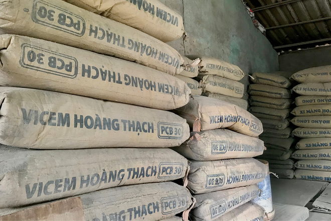 Nhiều doanh nghiệp sản xuất ximăng tiếp tục công bố tăng giá bán sản phẩm để bù đắp các loại chi phí đầu vào. (Ảnh: Việt Anh/Vietnam+) Vật liệu xây dựng tăng giá gây khó khăn cho các nhà thầu và chủ đầu tư ảnh 1