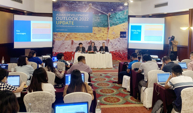 Chuyên gia ADB: Kinh tế Việt Nam tăng trưởng 6,5% năm 2022 ảnh 2