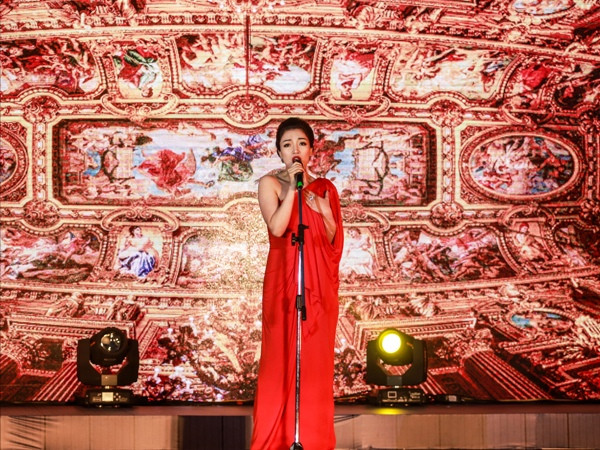 Chiều Xuân, Phạm Thu Hà lộng lẫy giữa mùa Đông “Paris In Love” ảnh 1